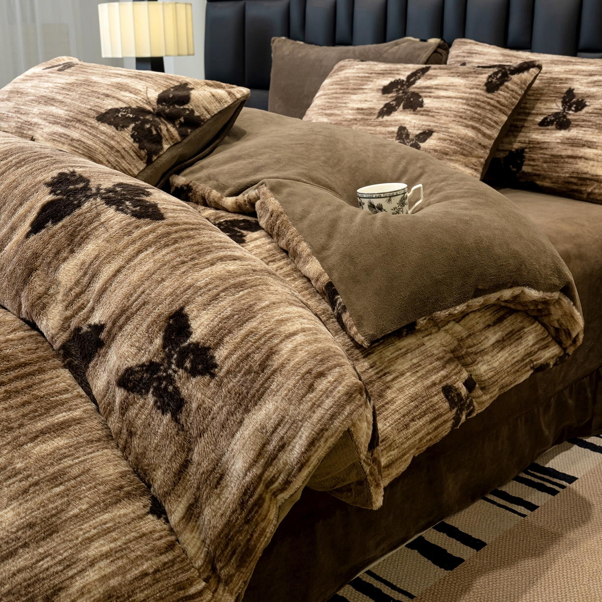 91家纺网 家纺一手货源 找家纺 豫见家纺 2025新款法式美拉德高克重兔毛床单款四件套兔毛简单款 蝶舞-咖