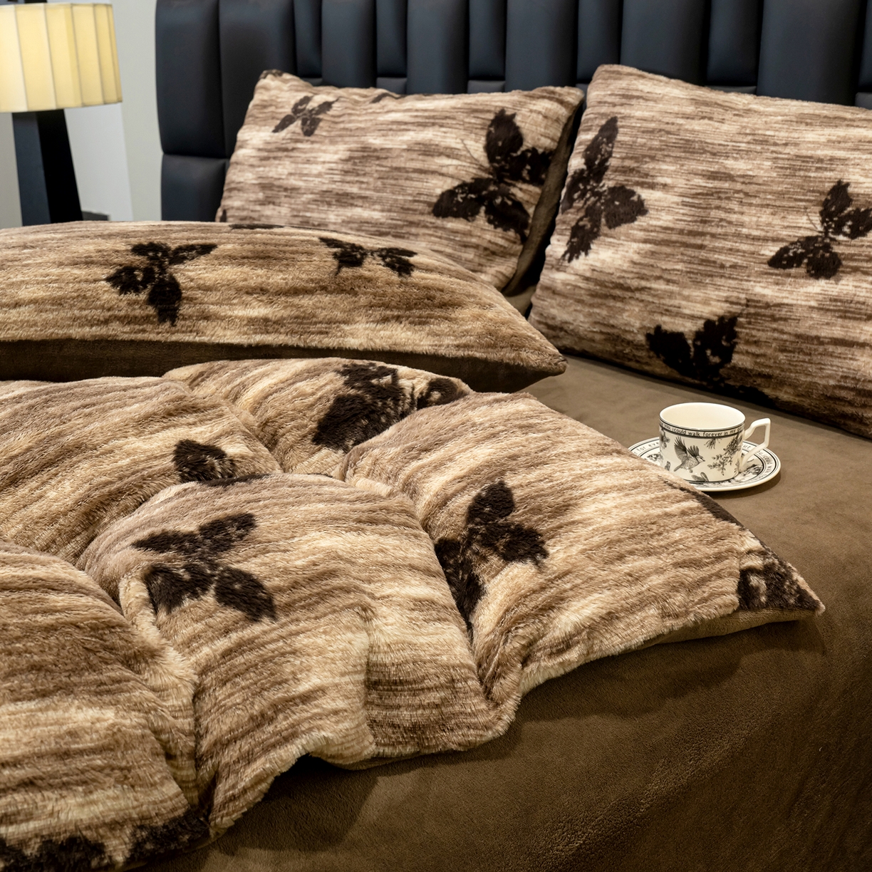 91家纺网 家纺一手货源 找家纺 豫见家纺 2025新款法式美拉德高克重兔毛床单款四件套兔毛简单款 蝶舞-咖