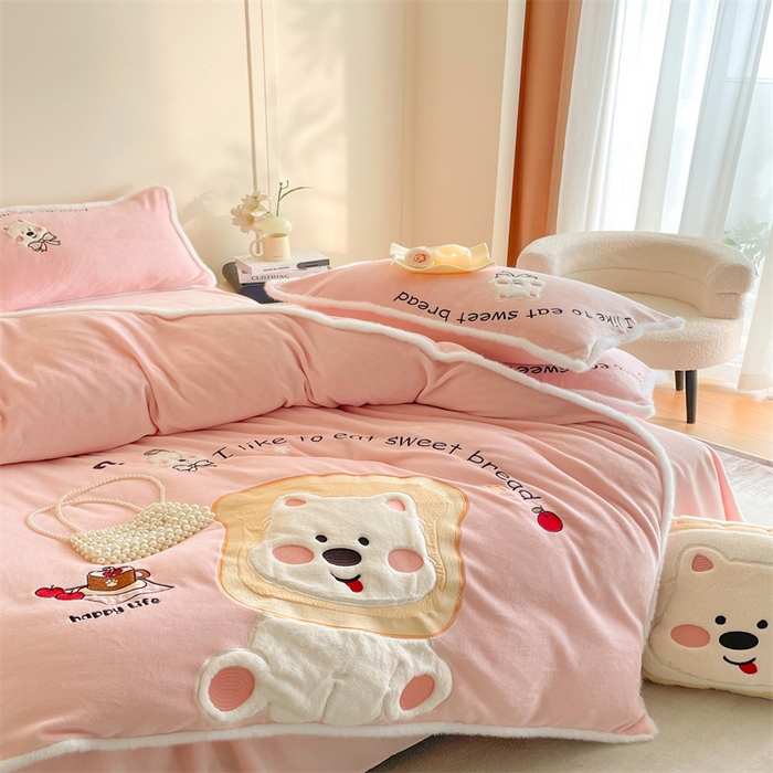 91家纺网 家纺一手货源 找家纺 （总）梦舒羽 2025新款A类230克全消光刺绣贴布牛奶绒四件套学生宿舍床单款床上用品套件