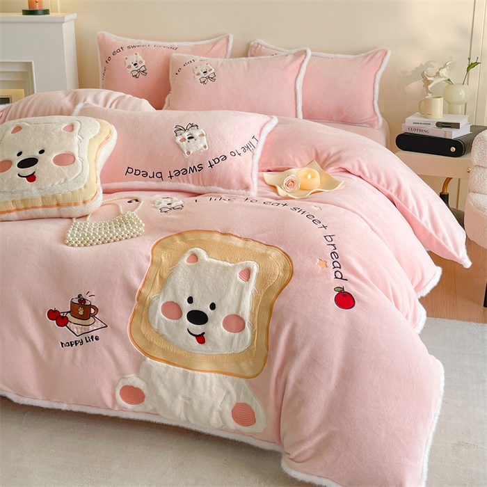 91家纺网 家纺一手货源 找家纺 （总）梦舒羽 2025新款A类230克全消光刺绣贴布牛奶绒四件套学生宿舍床单款床上用品套件