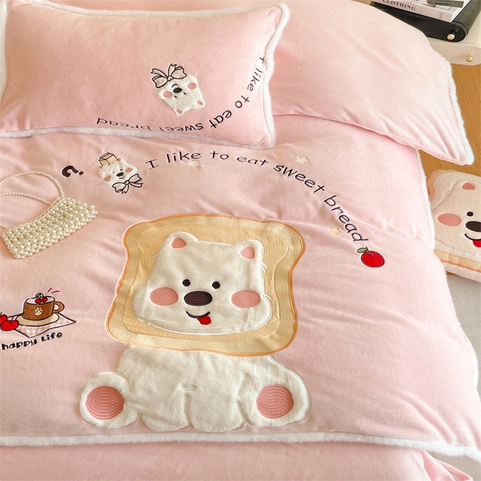 91家纺网 家纺一手货源 找家纺 （总）梦舒羽 2025新款A类230克全消光刺绣贴布牛奶绒四件套学生宿舍床单款床上用品套件