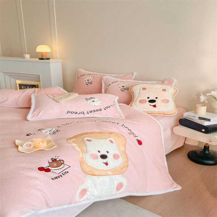 91家纺网 家纺一手货源 找家纺 （总）梦舒羽 2025新款A类230克全消光刺绣贴布牛奶绒四件套学生宿舍床单款床上用品套件