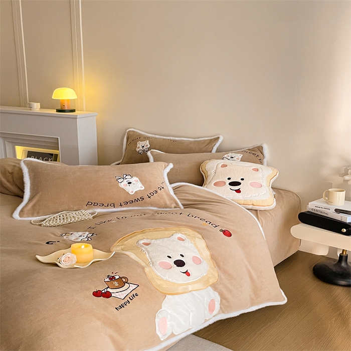 91家纺网 家纺一手货源 找家纺 梦舒羽 2025新款A类230克全消光刺绣贴布牛奶绒四件套学生宿舍床单款床上用品套件 吐司萌宠-实力咖