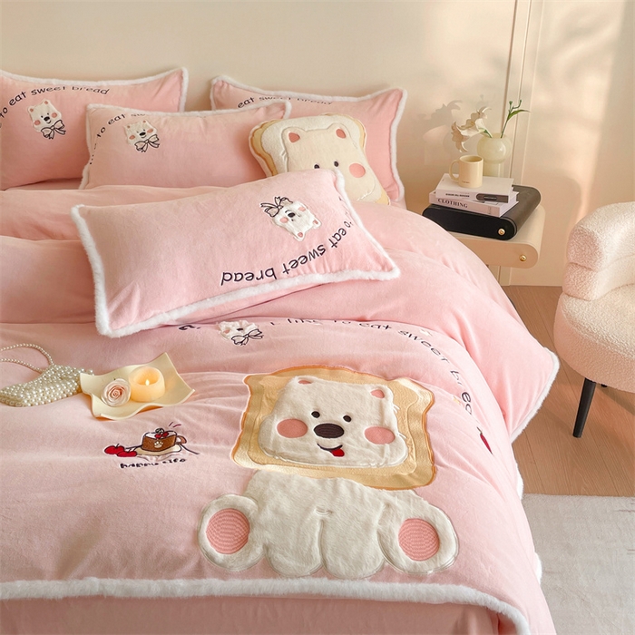 91家纺网 家纺一手货源 找家纺 梦舒羽 2025新款A类230克全消光刺绣贴布牛奶绒四件套学生宿舍床单款床上用品套件 吐司萌宠-苏漫粉