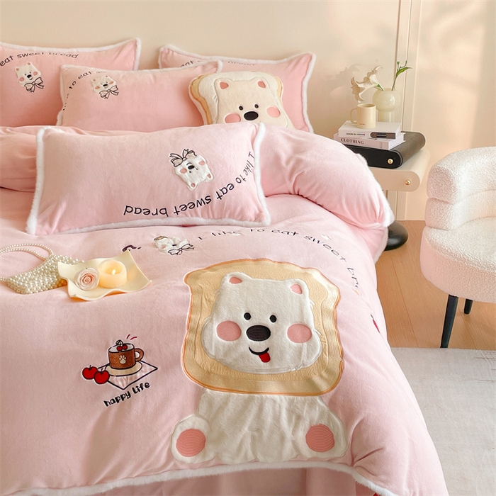 91家纺网 家纺一手货源 找家纺 梦舒羽 2025新款A类230克全消光刺绣贴布牛奶绒四件套学生宿舍床单款床上用品套件 吐司萌宠-苏漫粉