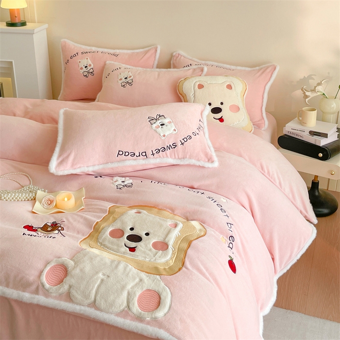 91家纺网 家纺一手货源 找家纺 梦舒羽 2025新款A类230克全消光刺绣贴布牛奶绒四件套学生宿舍床单款床上用品套件 吐司萌宠-苏漫粉