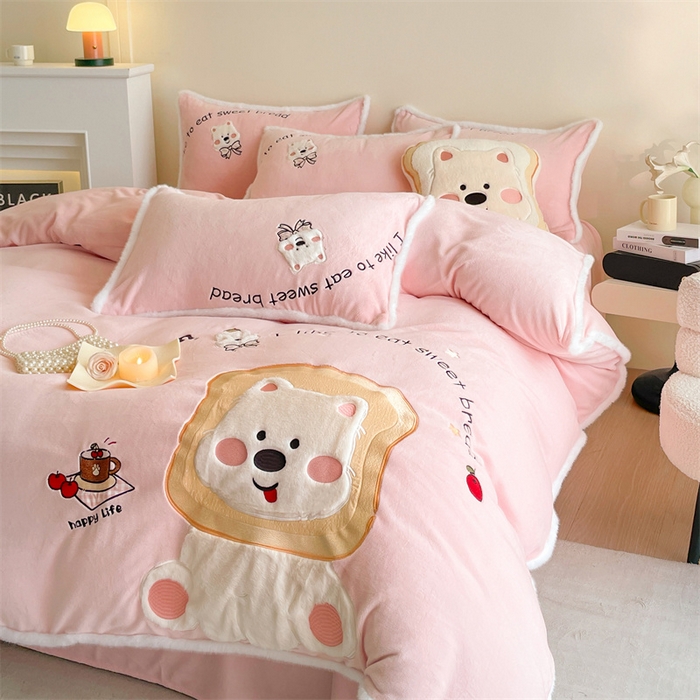 91家纺网 家纺一手货源 找家纺 梦舒羽 2025新款A类230克全消光刺绣贴布牛奶绒四件套学生宿舍床单款床上用品套件 吐司萌宠-苏漫粉