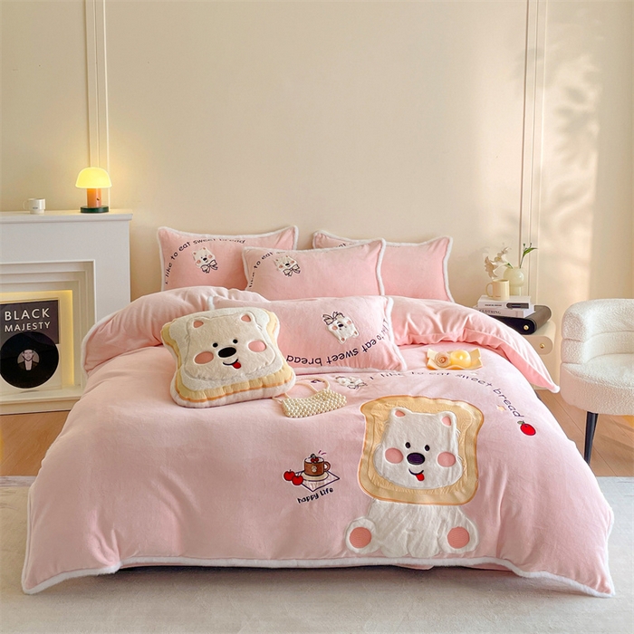 91家纺网 家纺一手货源 找家纺 梦舒羽 2025新款A类230克全消光刺绣贴布牛奶绒四件套学生宿舍床单款床上用品套件 吐司萌宠-苏漫粉