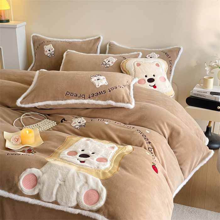 91家纺网 家纺一手货源 找家纺 梦舒羽 2025新款A类230克全消光刺绣贴布牛奶绒四件套学生宿舍床单款床上用品套件 吐司萌宠-实力咖