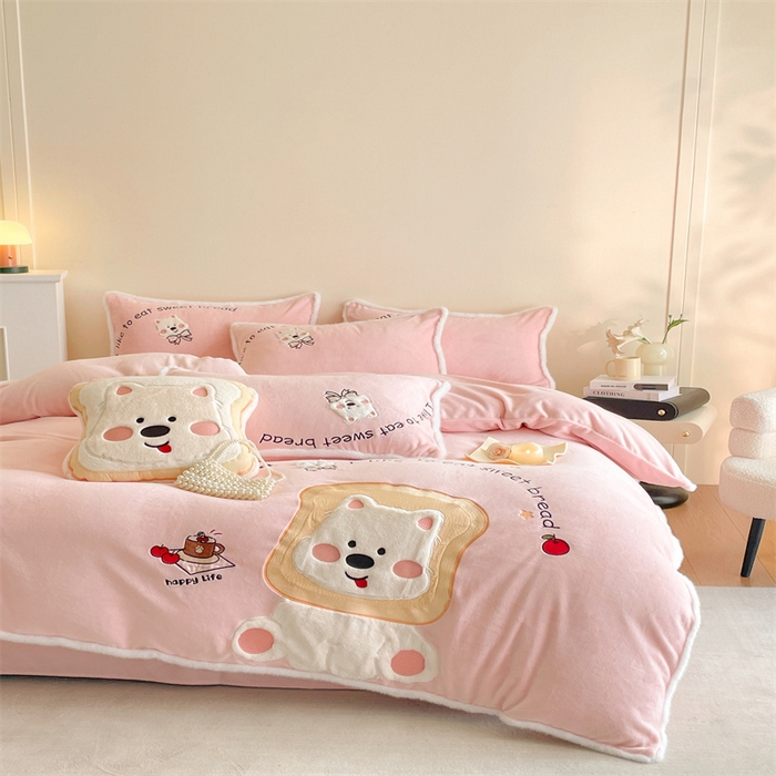 91家纺网 家纺一手货源 找家纺 梦舒羽 2025新款A类230克全消光刺绣贴布牛奶绒四件套学生宿舍床单款床上用品套件 吐司萌宠-苏漫粉