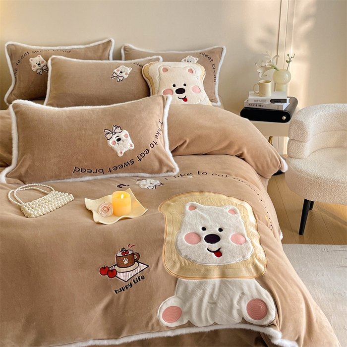 91家纺网 家纺一手货源 找家纺 梦舒羽 2025新款A类230克全消光刺绣贴布牛奶绒四件套学生宿舍床单款床上用品套件 吐司萌宠-实力咖