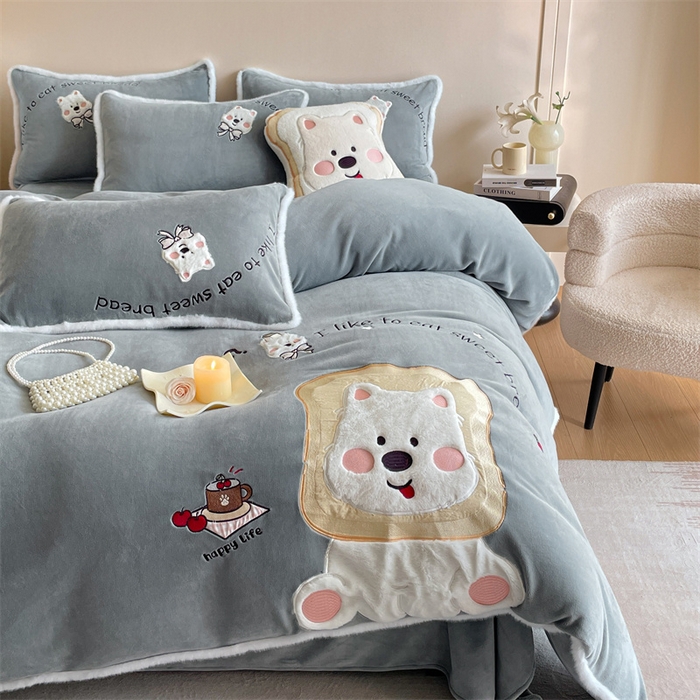 91家纺网 家纺一手货源 找家纺 梦舒羽 2025新款A类230克全消光刺绣贴布牛奶绒四件套学生宿舍床单款床上用品套件 吐司萌宠-至尊灰