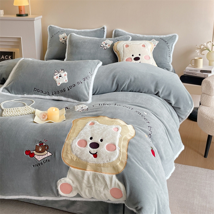 91家纺网 家纺一手货源 找家纺 梦舒羽 2025新款A类230克全消光刺绣贴布牛奶绒四件套学生宿舍床单款床上用品套件 吐司萌宠-至尊灰