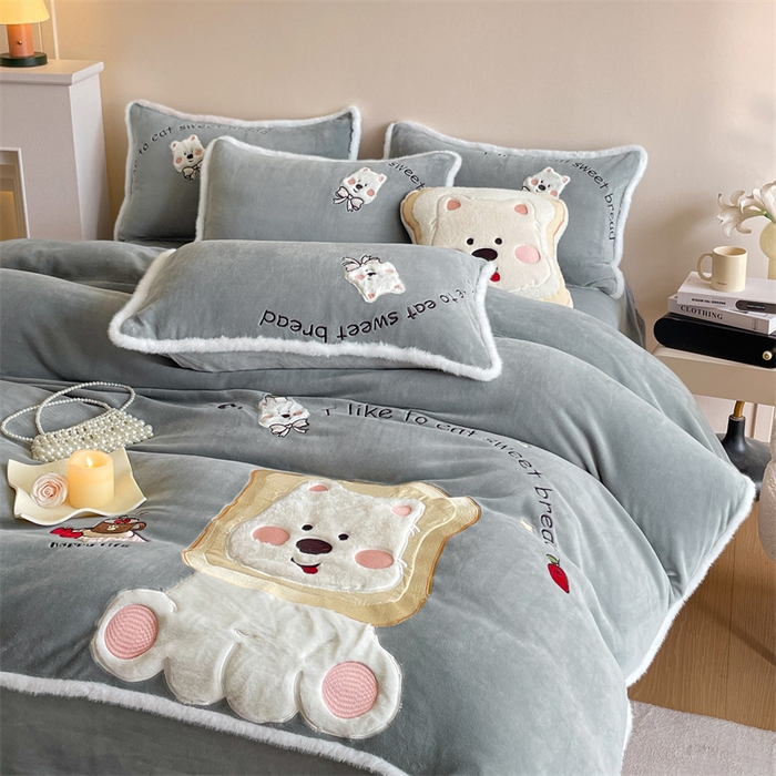 91家纺网 家纺一手货源 找家纺 梦舒羽 2025新款A类230克全消光刺绣贴布牛奶绒四件套学生宿舍床单款床上用品套件 吐司萌宠-至尊灰