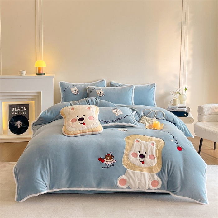 91家纺网 家纺一手货源 找家纺 梦舒羽 2025新款A类230克全消光刺绣贴布牛奶绒四件套学生宿舍床单款床上用品套件 吐司萌宠-高贵蓝