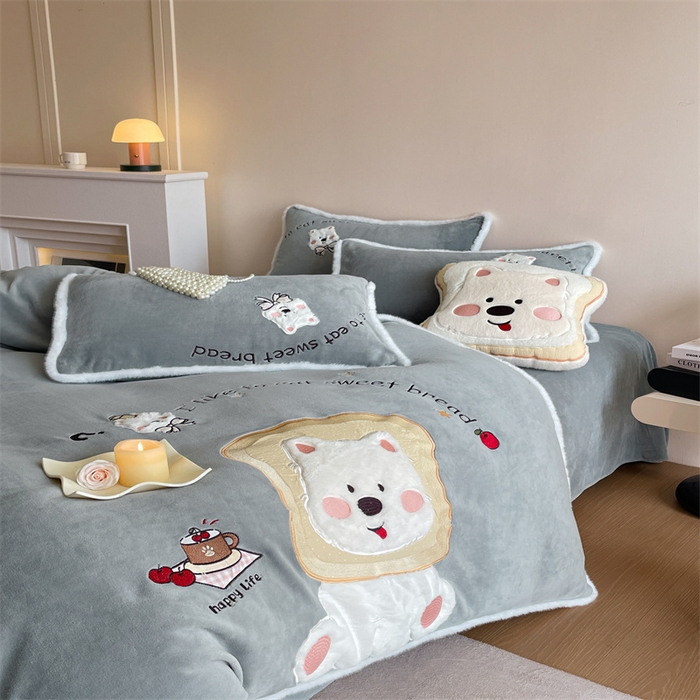 91家纺网 家纺一手货源 找家纺 梦舒羽 2025新款A类230克全消光刺绣贴布牛奶绒四件套学生宿舍床单款床上用品套件 吐司萌宠-至尊灰