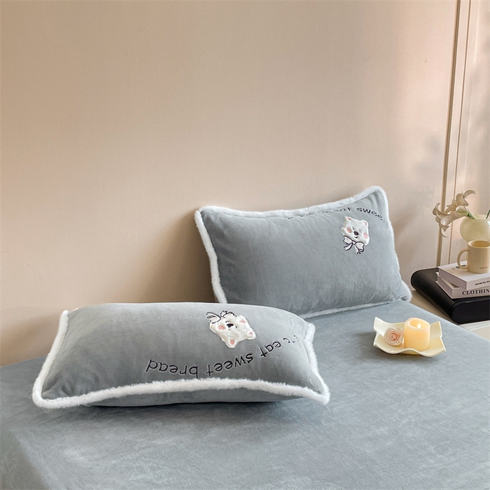 91家纺网 家纺一手货源 找家纺 梦舒羽 2025新款A类230克全消光刺绣贴布牛奶绒四件套学生宿舍床单款床上用品套件 吐司萌宠-至尊灰