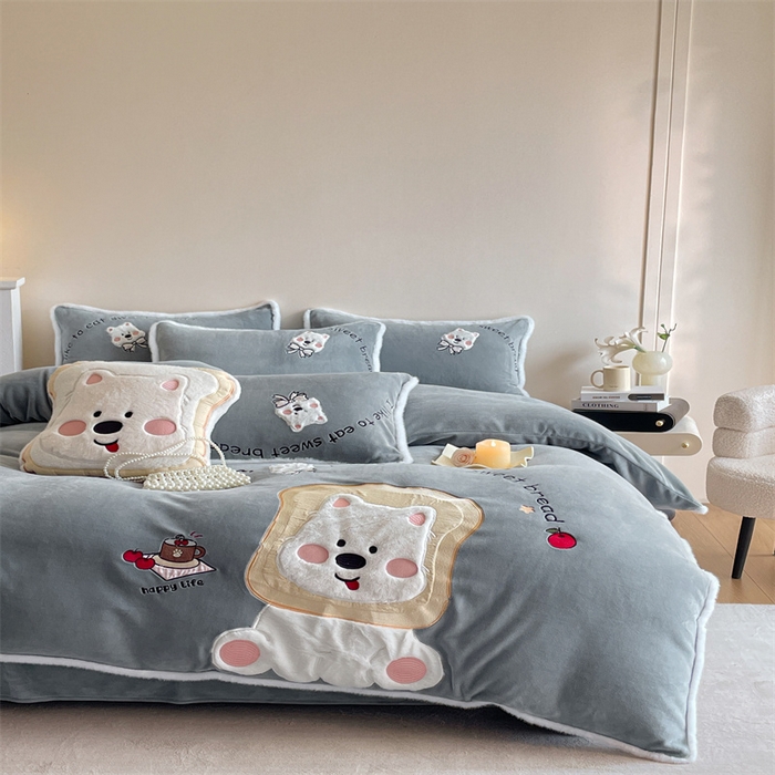 91家纺网 家纺一手货源 找家纺 梦舒羽 2025新款A类230克全消光刺绣贴布牛奶绒四件套学生宿舍床单款床上用品套件 吐司萌宠-至尊灰
