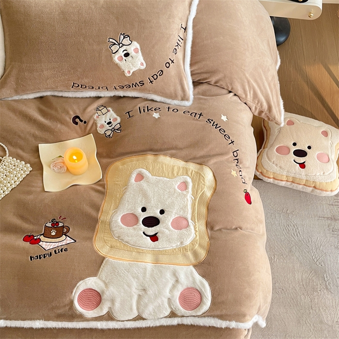 91家纺网 家纺一手货源 找家纺 梦舒羽 2025新款A类230克全消光刺绣贴布牛奶绒四件套学生宿舍床单款床上用品套件 吐司萌宠-实力咖