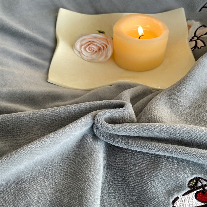 91家纺网 家纺一手货源 找家纺 梦舒羽 2025新款A类230克全消光刺绣贴布牛奶绒四件套学生宿舍床单款床上用品套件 吐司萌宠-至尊灰