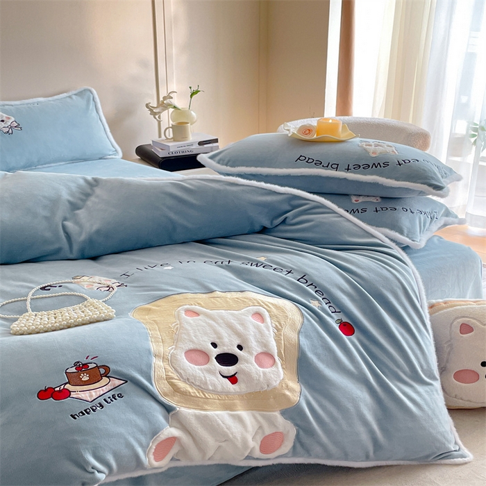 91家纺网 家纺一手货源 找家纺 梦舒羽 2025新款A类230克全消光刺绣贴布牛奶绒四件套学生宿舍床单款床上用品套件 吐司萌宠-高贵蓝