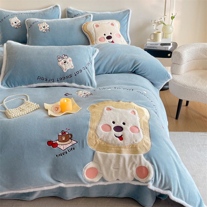 91家纺网 家纺一手货源 找家纺 梦舒羽 2025新款A类230克全消光刺绣贴布牛奶绒四件套学生宿舍床单款床上用品套件 吐司萌宠-高贵蓝