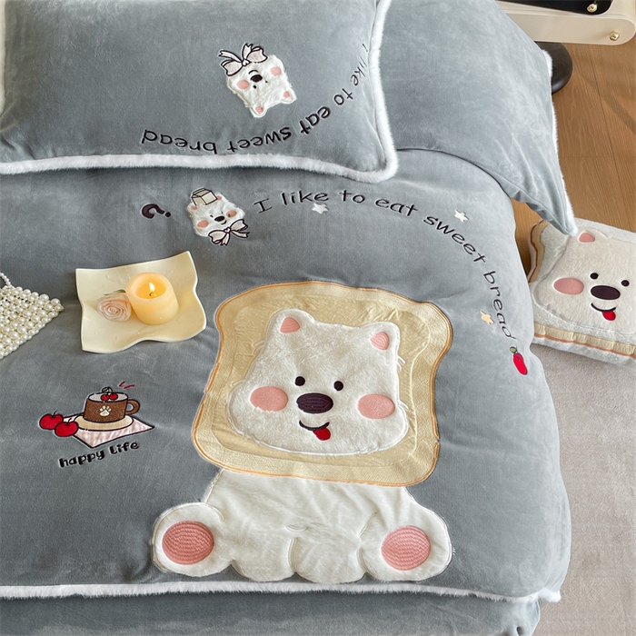 91家纺网 家纺一手货源 找家纺 梦舒羽 2025新款A类230克全消光刺绣贴布牛奶绒四件套学生宿舍床单款床上用品套件 吐司萌宠-至尊灰