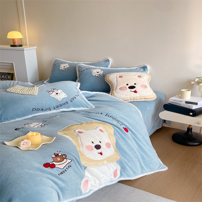 91家纺网 家纺一手货源 找家纺 梦舒羽 2025新款A类230克全消光刺绣贴布牛奶绒四件套学生宿舍床单款床上用品套件 吐司萌宠-高贵蓝
