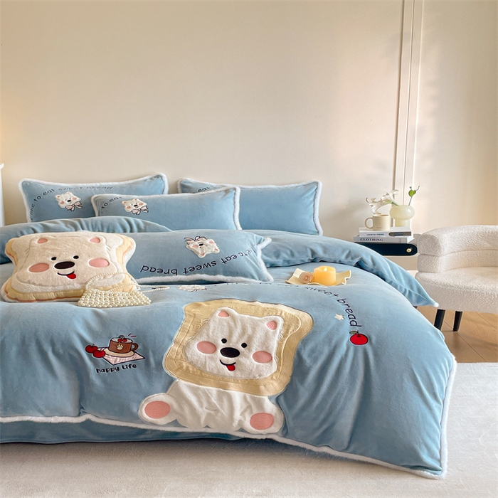 91家纺网 家纺一手货源 找家纺 梦舒羽 2025新款A类230克全消光刺绣贴布牛奶绒四件套学生宿舍床单款床上用品套件 吐司萌宠-高贵蓝