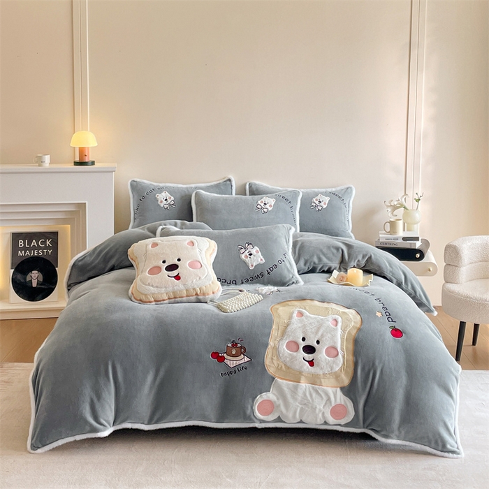 91家纺网 家纺一手货源 找家纺 梦舒羽 2025新款A类230克全消光刺绣贴布牛奶绒四件套学生宿舍床单款床上用品套件 吐司萌宠-至尊灰