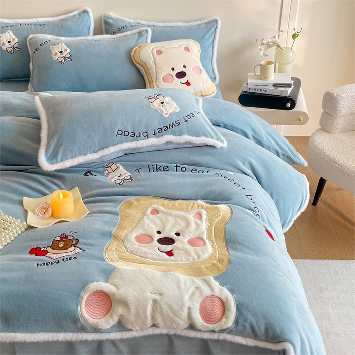 91家纺网 家纺一手货源 找家纺 梦舒羽 2025新款A类230克全消光刺绣贴布牛奶绒四件套学生宿舍床单款床上用品套件 吐司萌宠-高贵蓝