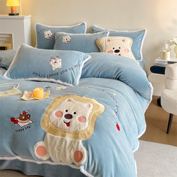 91家纺网 家纺一手货源 找家纺 梦舒羽 2025新款A类230克全消光刺绣贴布牛奶绒四件套学生宿舍床单款床上用品套件 吐司萌宠-高贵蓝