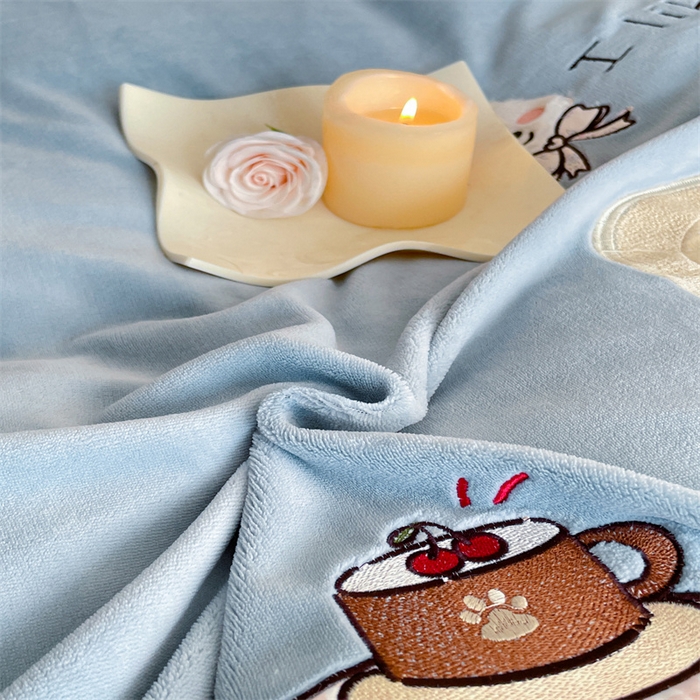 91家纺网 家纺一手货源 找家纺 梦舒羽 2025新款A类230克全消光刺绣贴布牛奶绒四件套学生宿舍床单款床上用品套件 吐司萌宠-高贵蓝