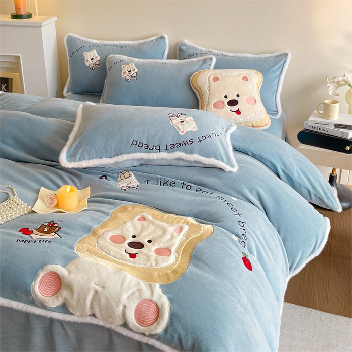 91家纺网 家纺一手货源 找家纺 梦舒羽 2025新款A类230克全消光刺绣贴布牛奶绒四件套学生宿舍床单款床上用品套件 吐司萌宠-高贵蓝