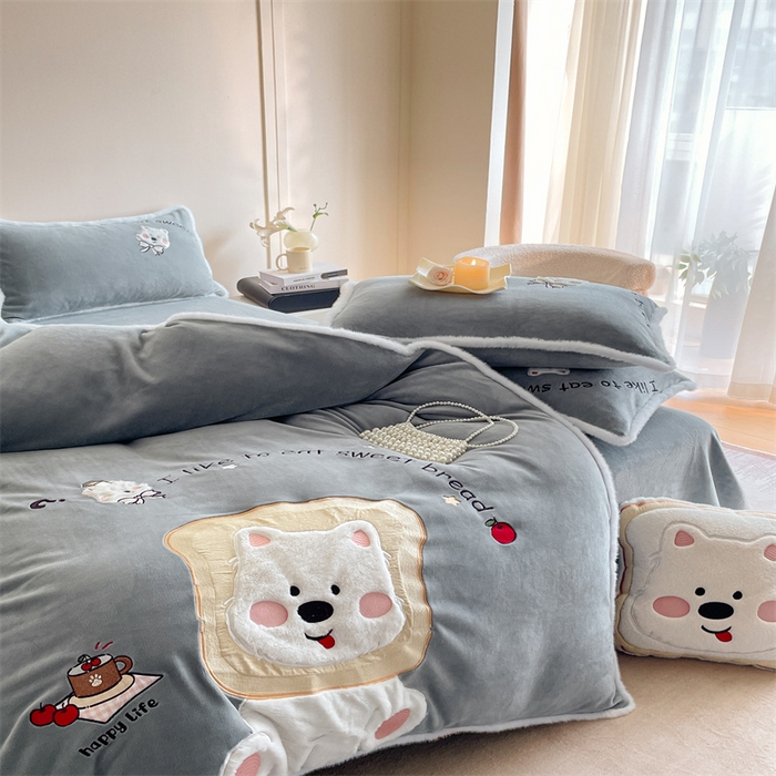 91家纺网 家纺一手货源 找家纺 梦舒羽 2025新款A类230克全消光刺绣贴布牛奶绒四件套学生宿舍床单款床上用品套件 吐司萌宠-至尊灰