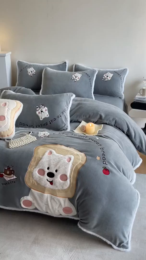 91家纺网 家纺一手货源 找家纺 梦舒羽 2025新款A类230克全消光刺绣贴布牛奶绒四件套学生宿舍床单款床上用品套件 吐司萌宠-至尊灰