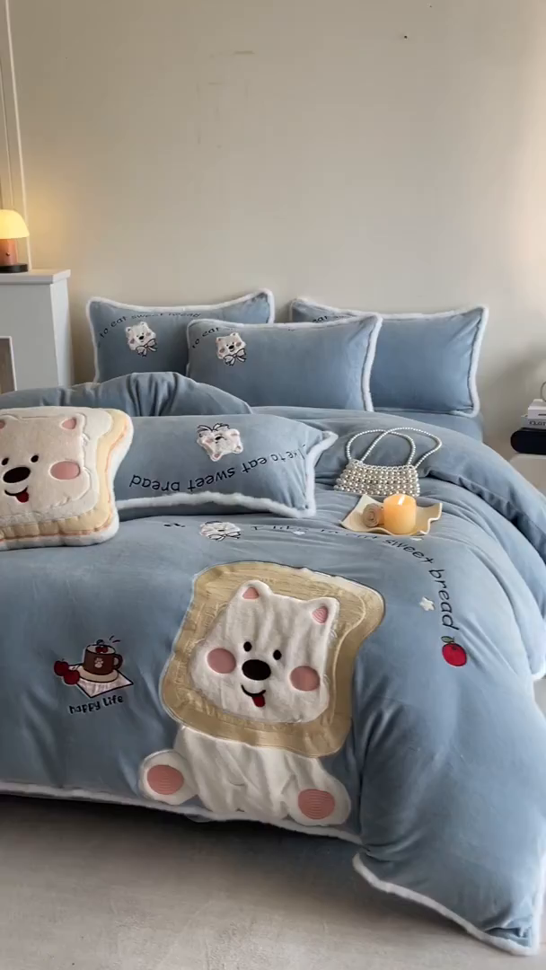 91家纺网 家纺一手货源 找家纺 梦舒羽 2025新款A类230克全消光刺绣贴布牛奶绒四件套学生宿舍床单款床上用品套件 吐司萌宠-高贵蓝
