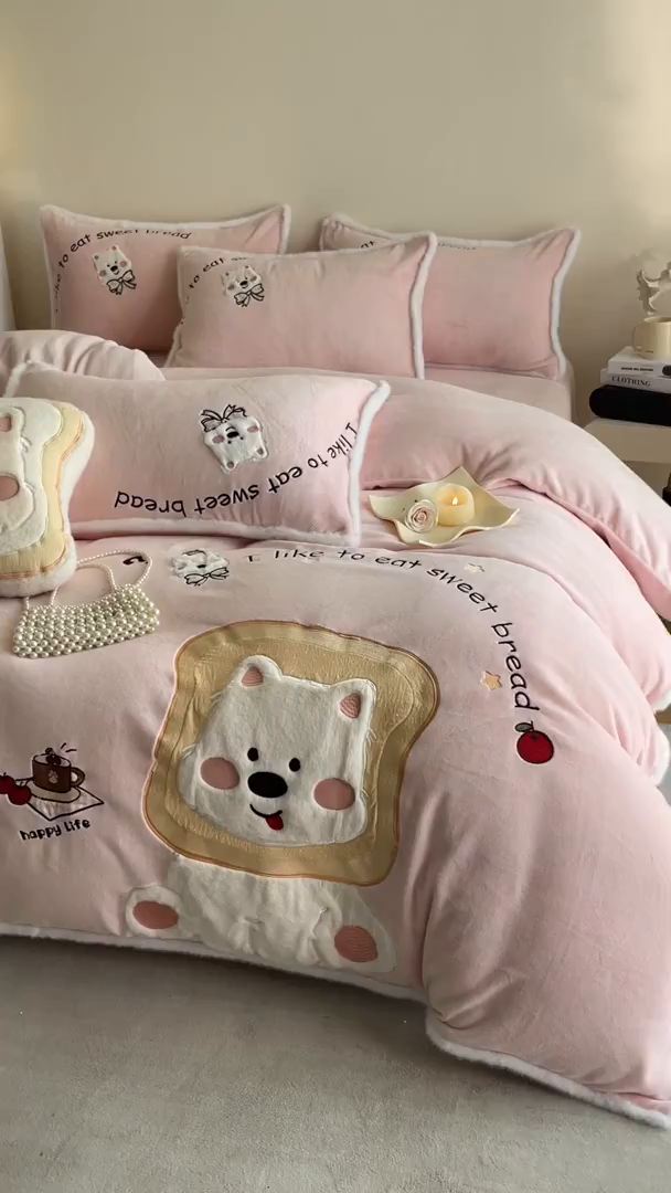 91家纺网 家纺一手货源 找家纺 （总）梦舒羽 2025新款A类230克全消光刺绣贴布牛奶绒四件套学生宿舍床单款床上用品套件