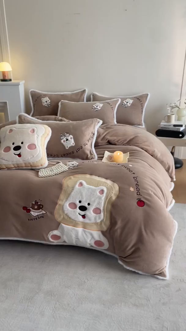 91家纺网 家纺一手货源 找家纺 梦舒羽 2025新款A类230克全消光刺绣贴布牛奶绒四件套学生宿舍床单款床上用品套件 吐司萌宠-实力咖