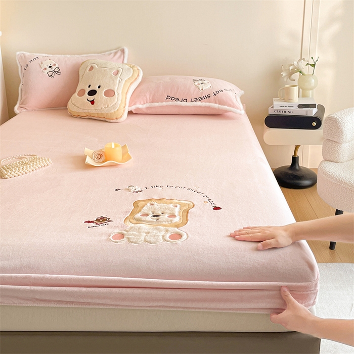 91家纺网 家纺一手货源 找家纺 （总）梦舒羽 2025新款A类230克全消光刺绣贴布牛奶绒床笠加绒法兰绒床垫保护罩床罩