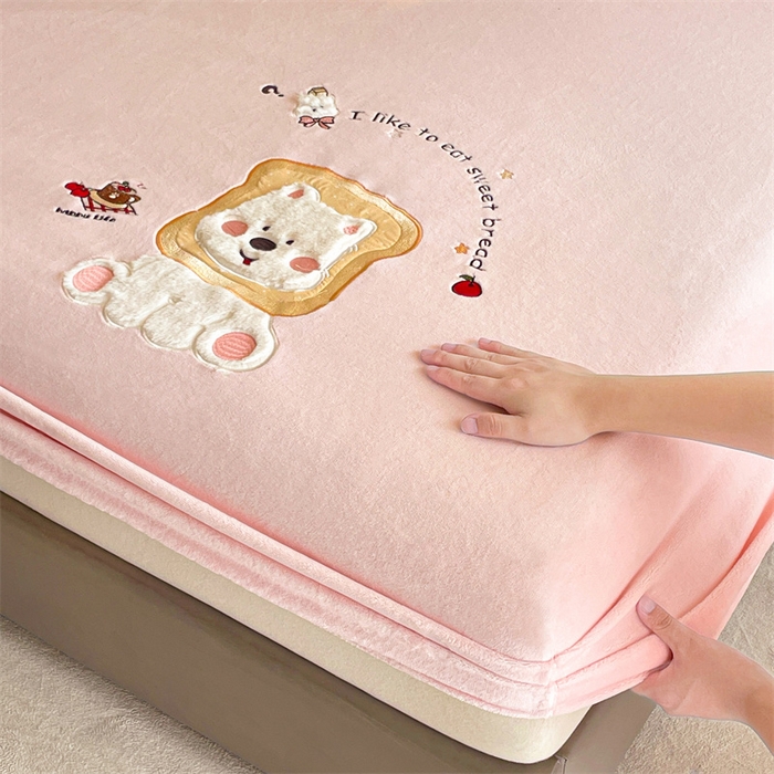 91家纺网 家纺一手货源 找家纺 （总）梦舒羽 2025新款A类230克全消光刺绣贴布牛奶绒床笠加绒法兰绒床垫保护罩床罩