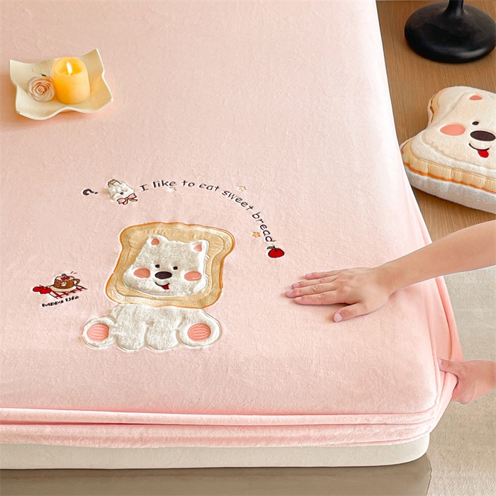 91家纺网 家纺一手货源 找家纺 （总）梦舒羽 2025新款A类230克全消光刺绣贴布牛奶绒床笠加绒法兰绒床垫保护罩床罩