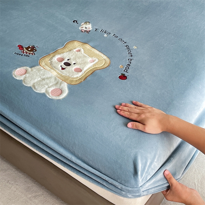 91家纺网 家纺一手货源 找家纺 （总）梦舒羽 2025新款A类230克全消光刺绣贴布牛奶绒床笠加绒法兰绒床垫保护罩床罩