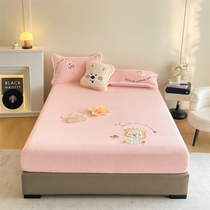 91家纺网 家纺一手货源 找家纺 （总）梦舒羽 2025新款A类230克全消光刺绣贴布牛奶绒床笠加绒法兰绒床垫保护罩床罩