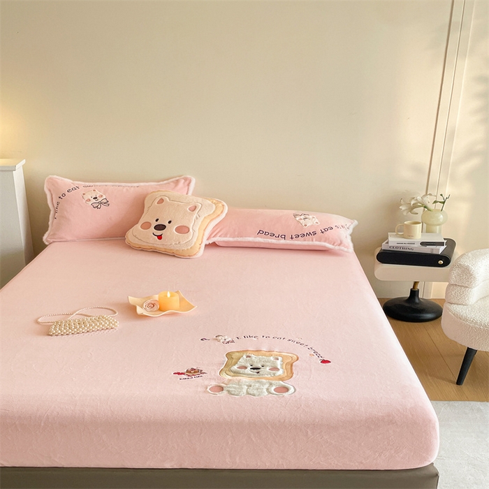 91家纺网 家纺一手货源 找家纺 （总）梦舒羽 2025新款A类230克全消光刺绣贴布牛奶绒床笠加绒法兰绒床垫保护罩床罩