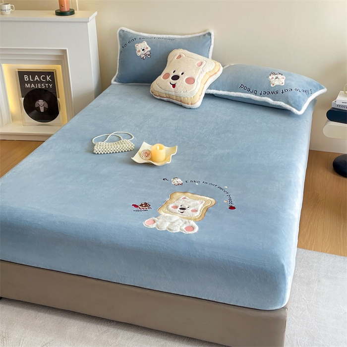 91家纺网 家纺一手货源 找家纺 梦舒羽 2025新款A类230克全消光刺绣贴布牛奶绒床笠加绒法兰绒床垫保护罩床罩 吐司萌宠-高贵蓝