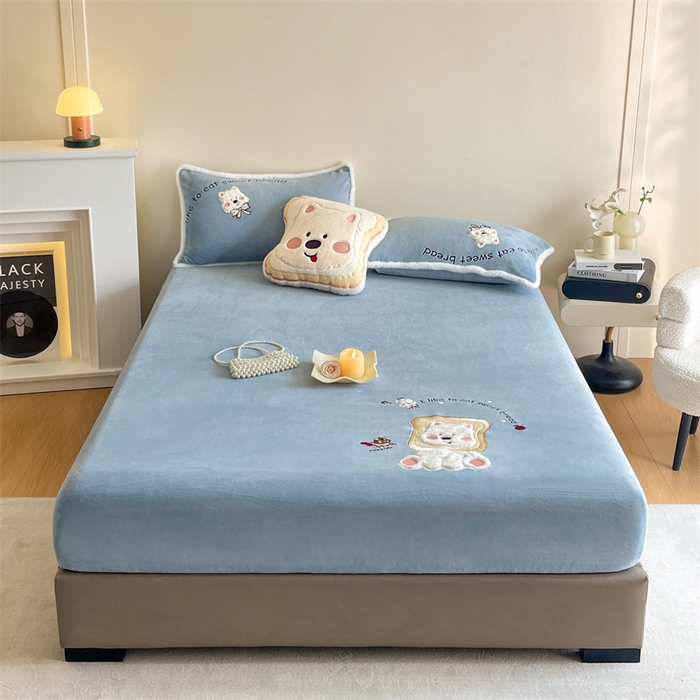 91家纺网 家纺一手货源 找家纺 梦舒羽 2025新款A类230克全消光刺绣贴布牛奶绒床笠加绒法兰绒床垫保护罩床罩 吐司萌宠-高贵蓝
