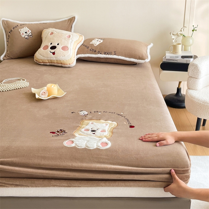 91家纺网 家纺一手货源 找家纺 梦舒羽 2025新款A类230克全消光刺绣贴布牛奶绒床笠加绒法兰绒床垫保护罩床罩 吐司萌宠-实力咖