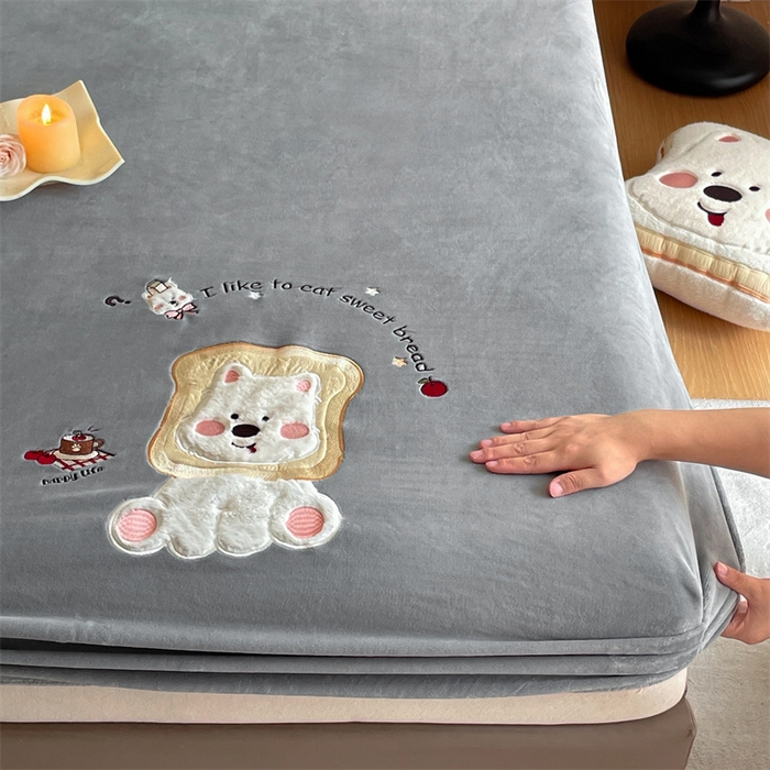 91家纺网 家纺一手货源 找家纺 梦舒羽 2025新款A类230克全消光刺绣贴布牛奶绒床笠加绒法兰绒床垫保护罩床罩 吐司萌宠-至尊灰
