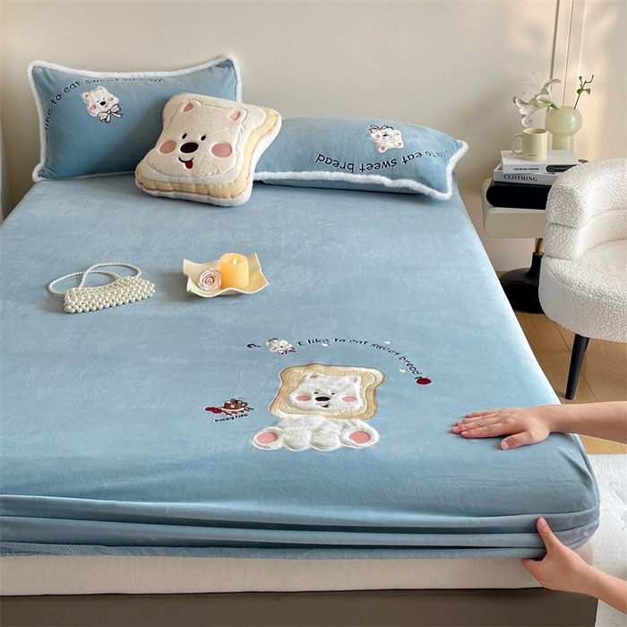 91家纺网 家纺一手货源 找家纺 梦舒羽 2025新款A类230克全消光刺绣贴布牛奶绒床笠加绒法兰绒床垫保护罩床罩 吐司萌宠-高贵蓝